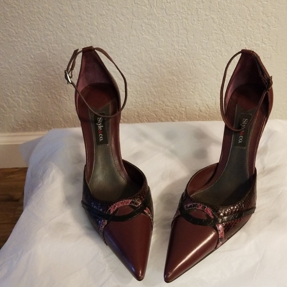 Woman's Pumps size 8